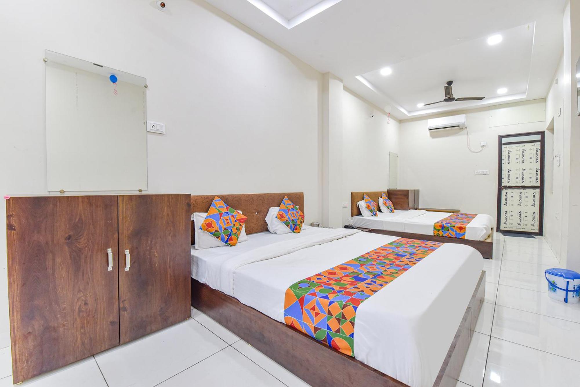 Fabexpress Devani Palace Ujjain Esterno foto